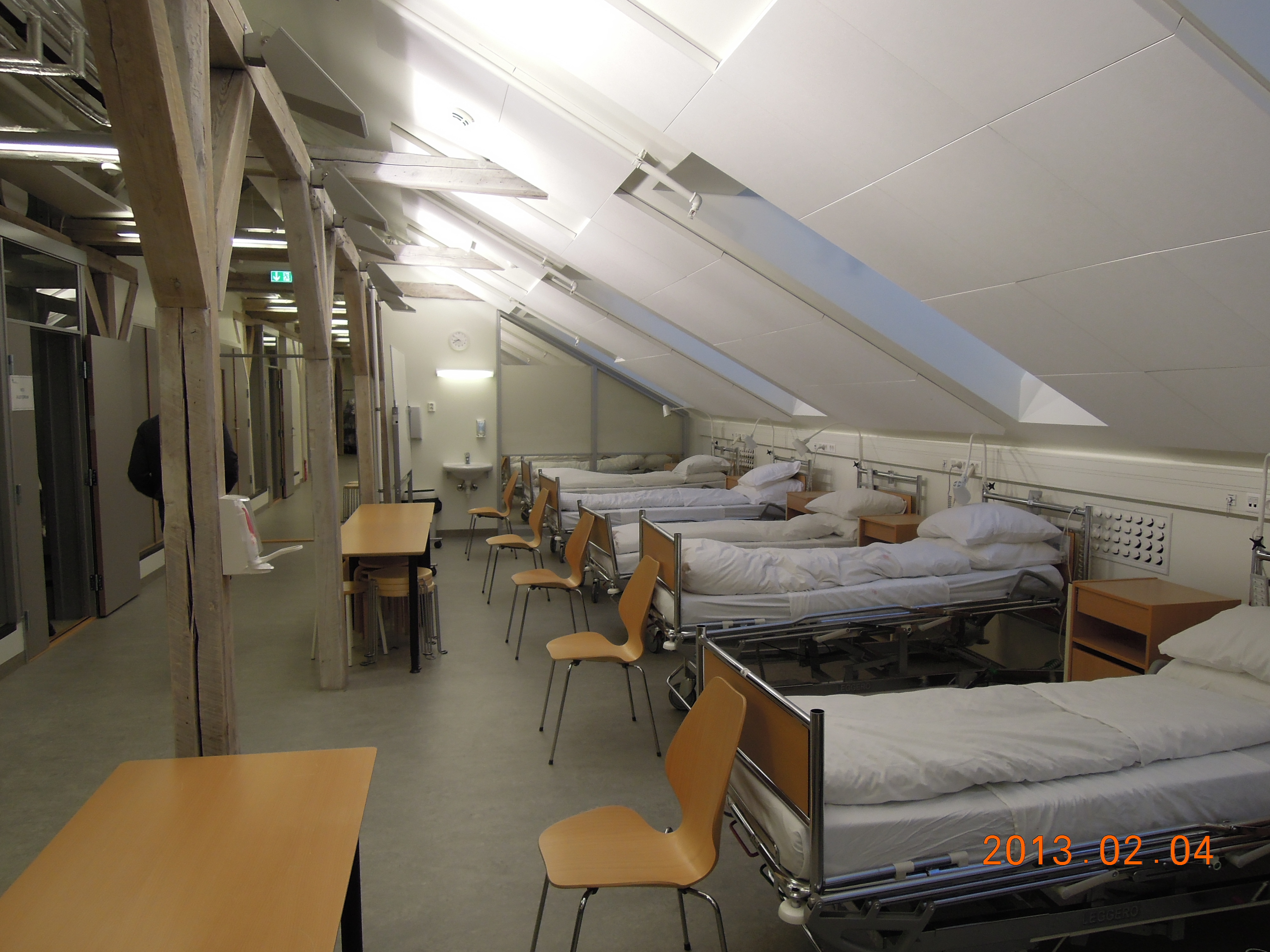 sykehusseng under skråtak